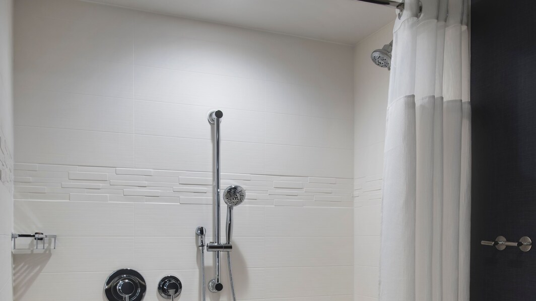 Ванная комната для гостей с ограниченными возможностями – безбарьерный душ
