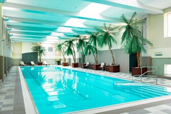 حمام سباحة داخلي في فندق لندن