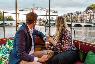 在阿姆斯特丹乘船游览