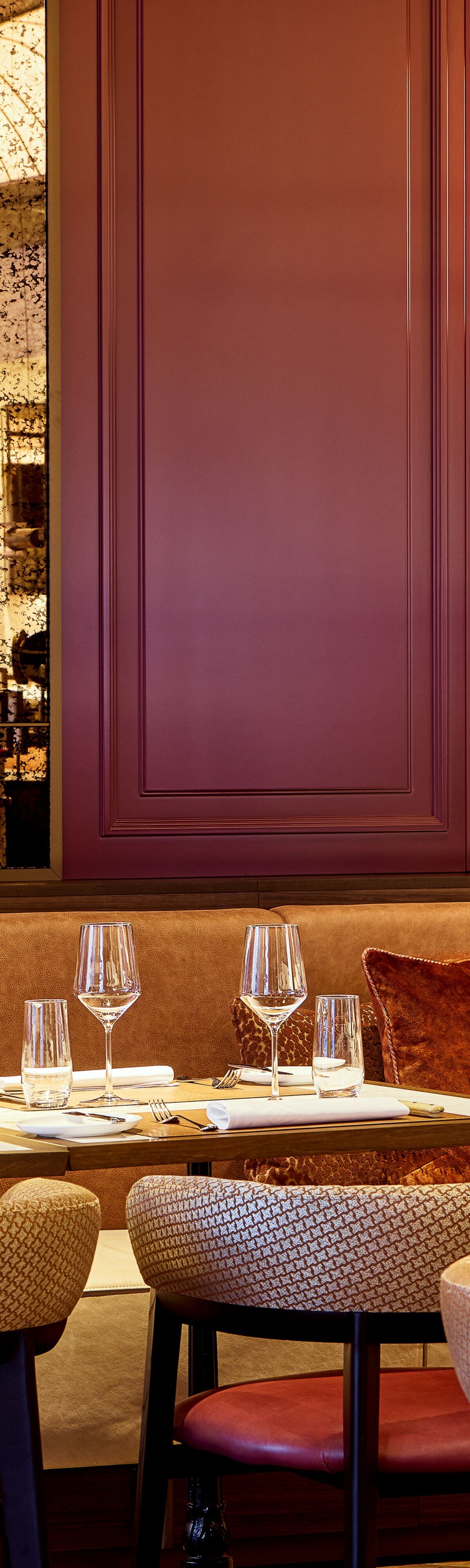 Elegant restaurant table setting with red décor