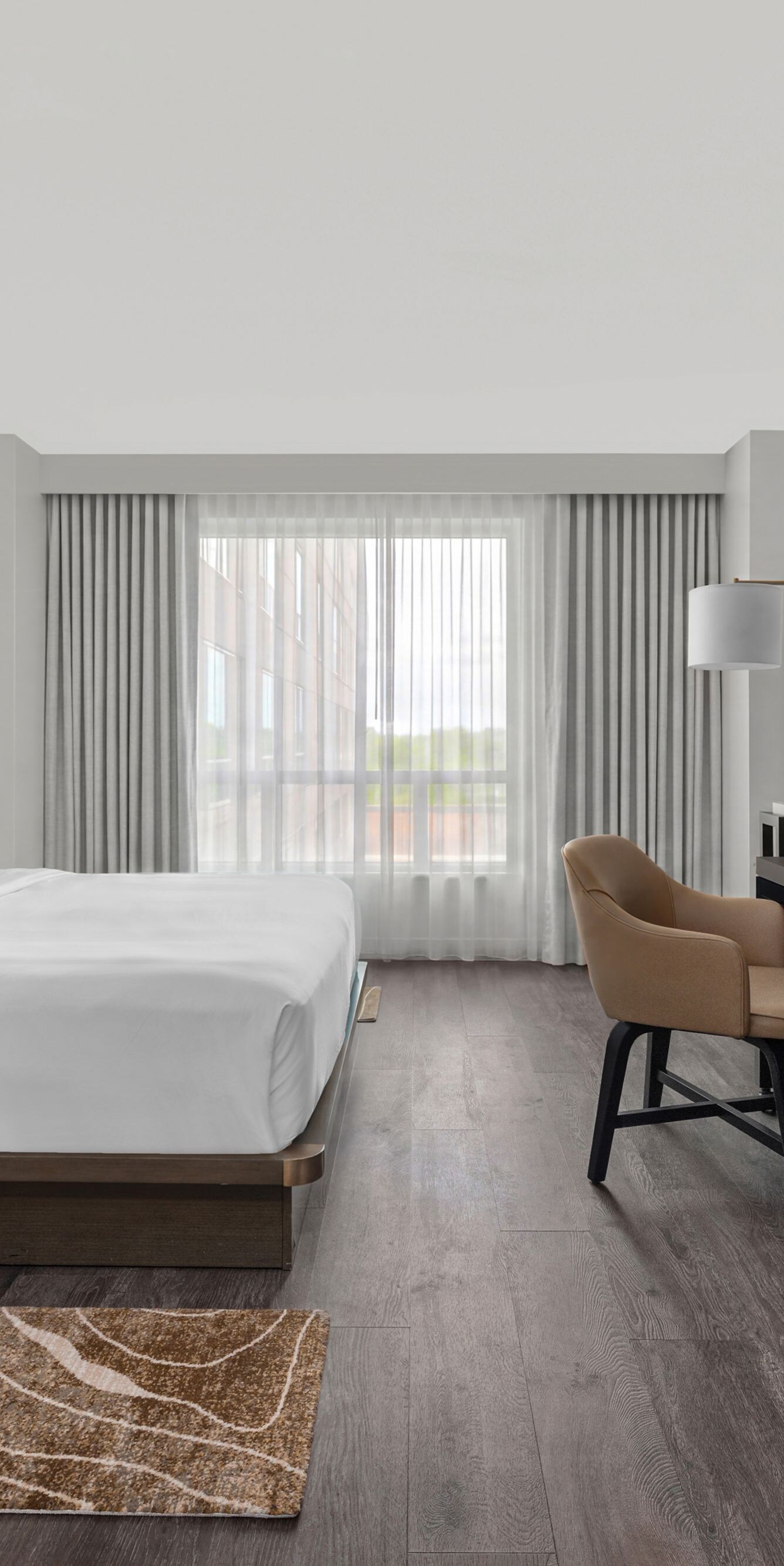 king bed, desk with chair