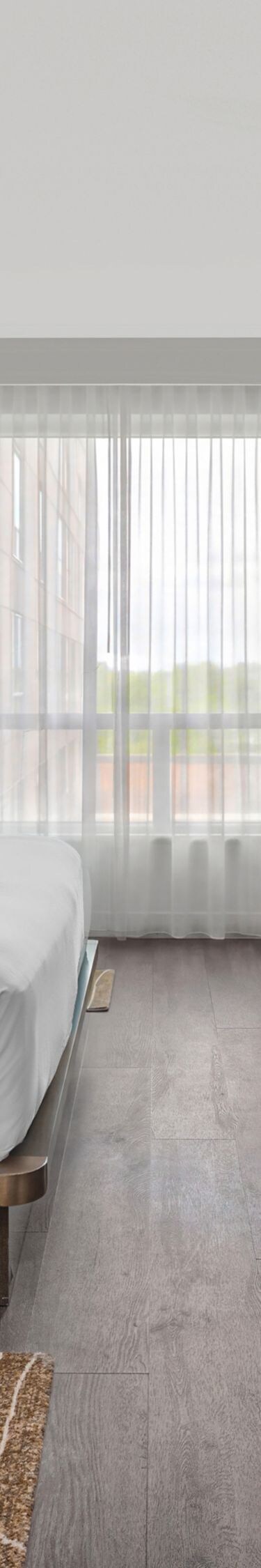 king bed, desk with chair