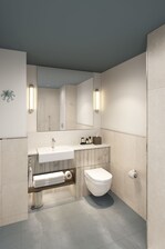 Salle de bain avec miroir et lavabo