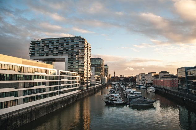 Rhein mit Booten und modernen Gebäuden