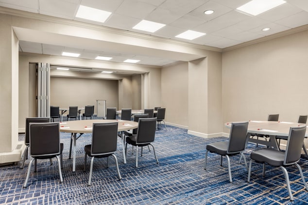 meeting room that is set in crescent rounds for a 