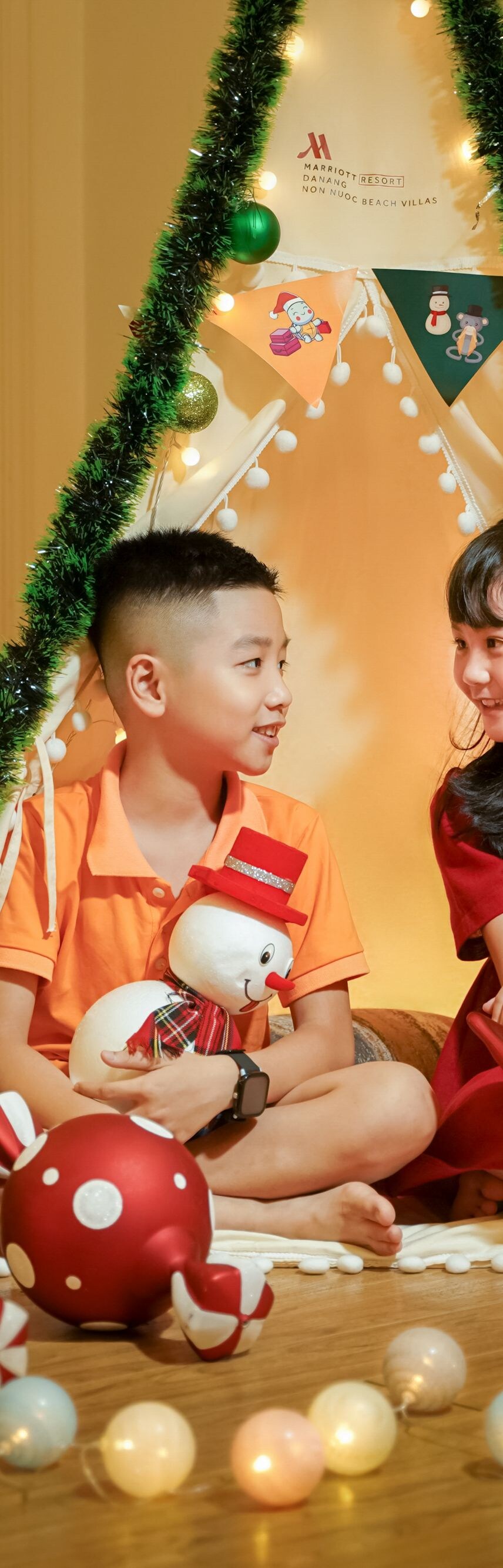 Đứa trẻ giữa lễ hội