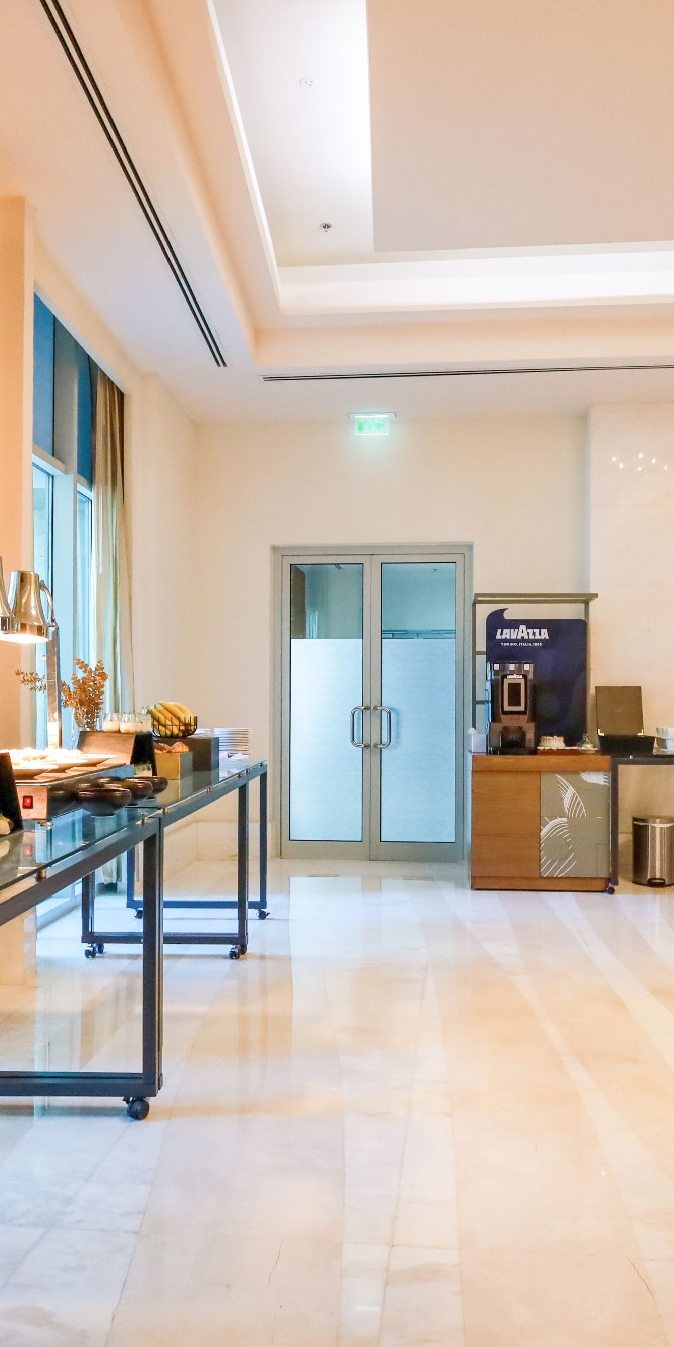 Foyer della sala da ballo con caffè e buffet