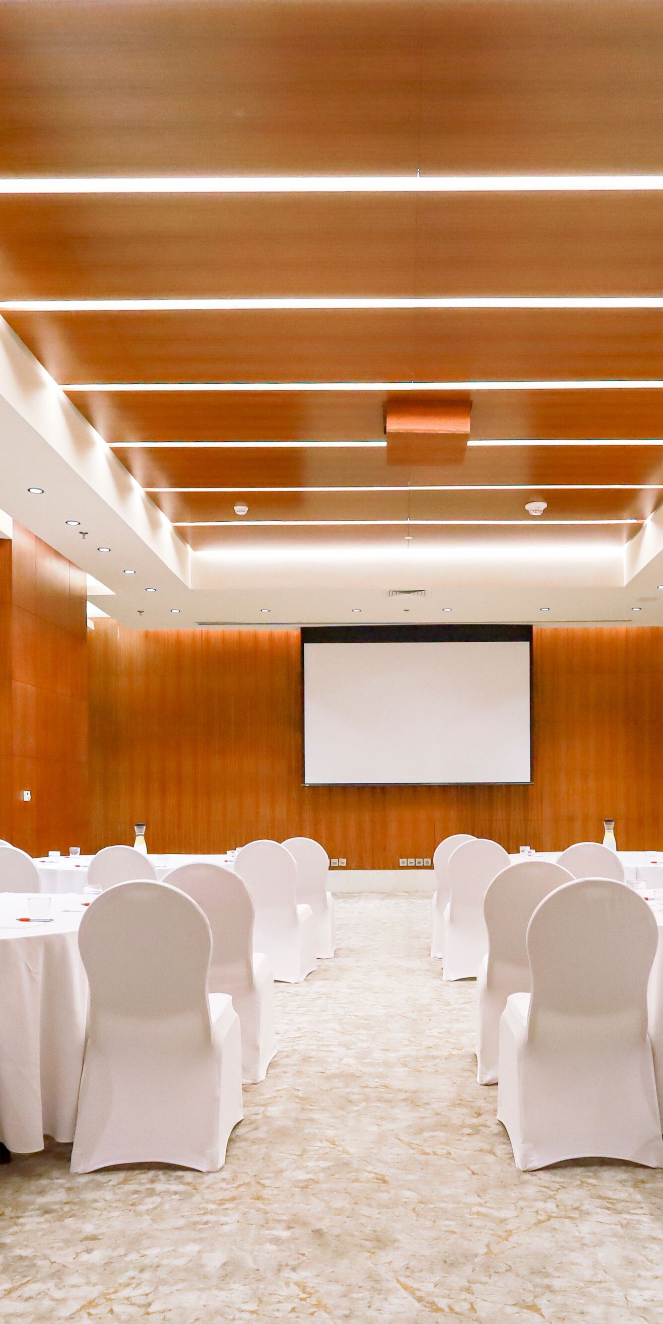 Sala riunioni ed eventi con allestimento per banchetto e schermo