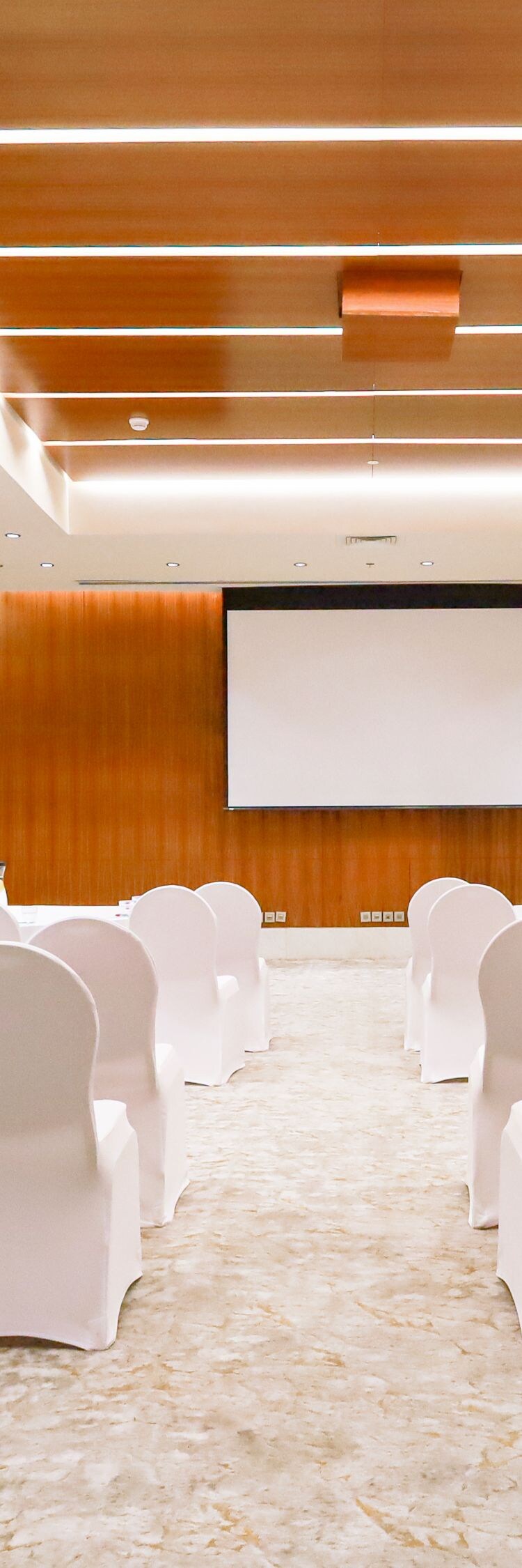 Sala riunioni ed eventi con allestimento per banchetto e schermo