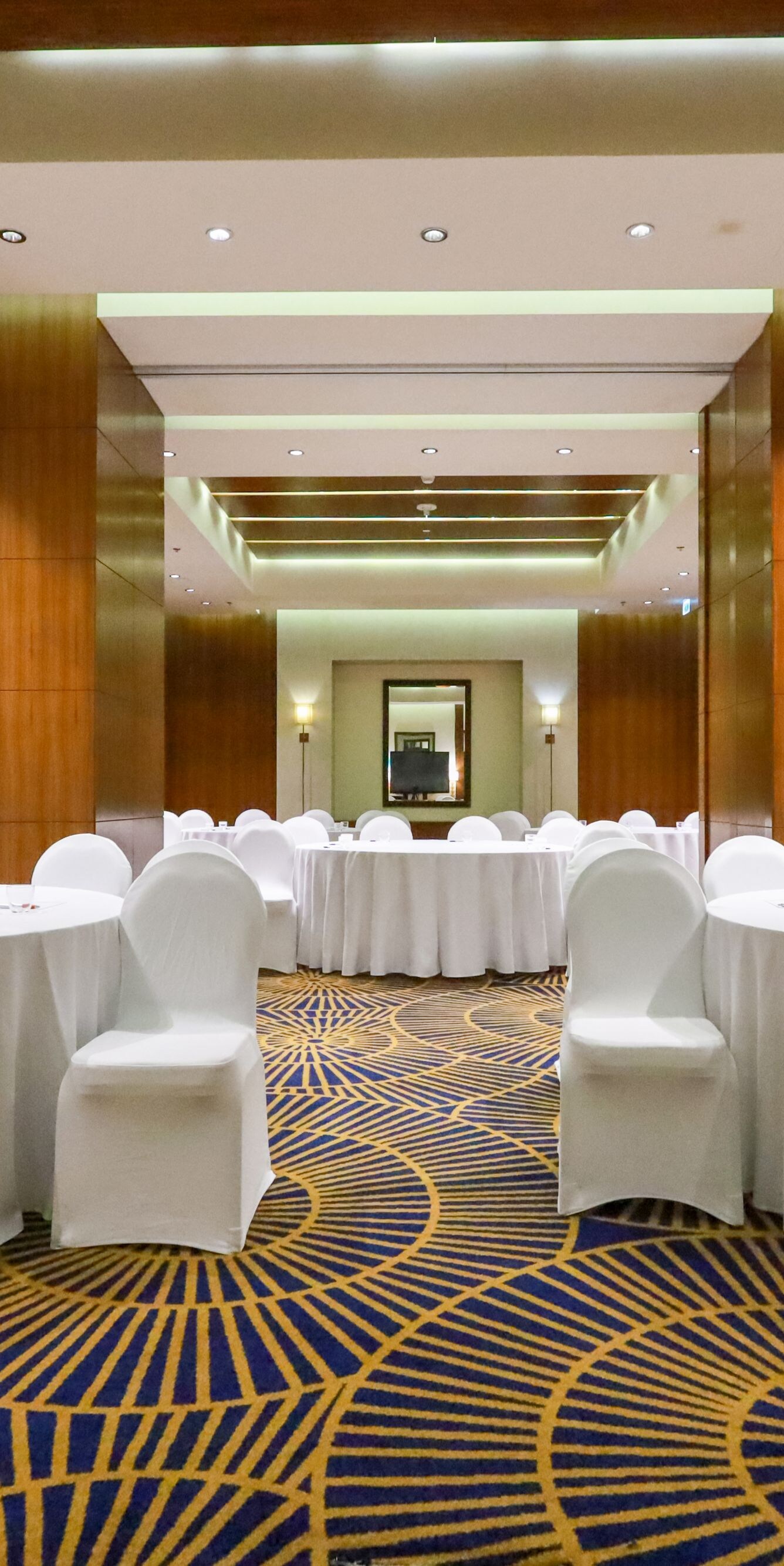 Sala da ballo con allestimento per banchetti e pareti in legno
