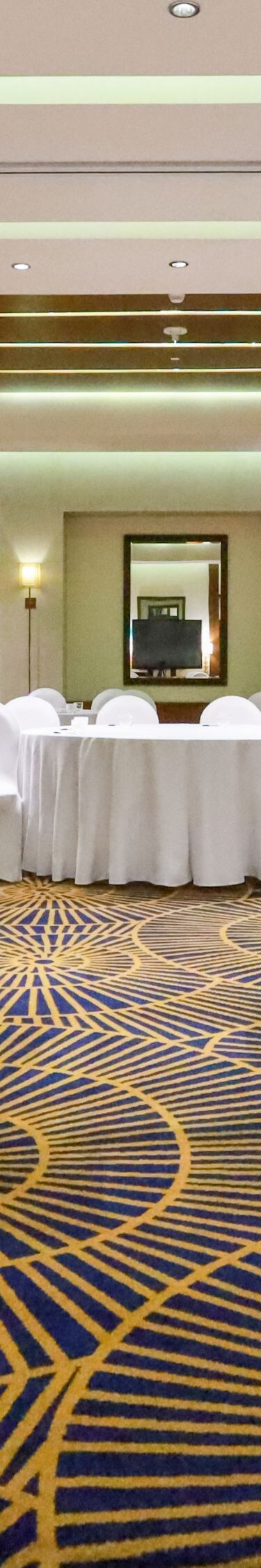 Sala da ballo con allestimento per banchetti e pareti in legno