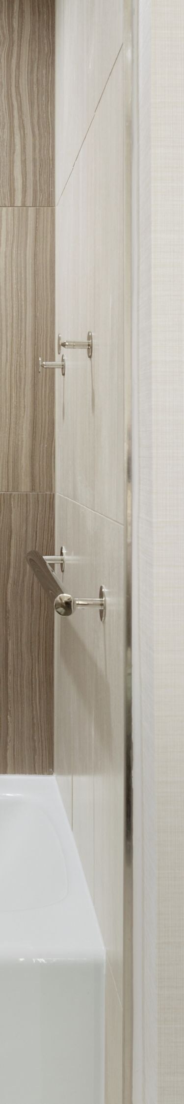 bathtub with grab barts