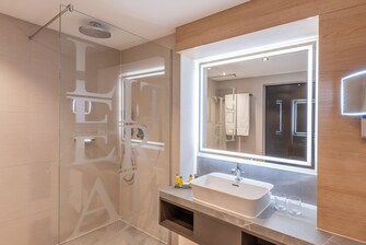 Badezimmer mit bodengleicher Dusche