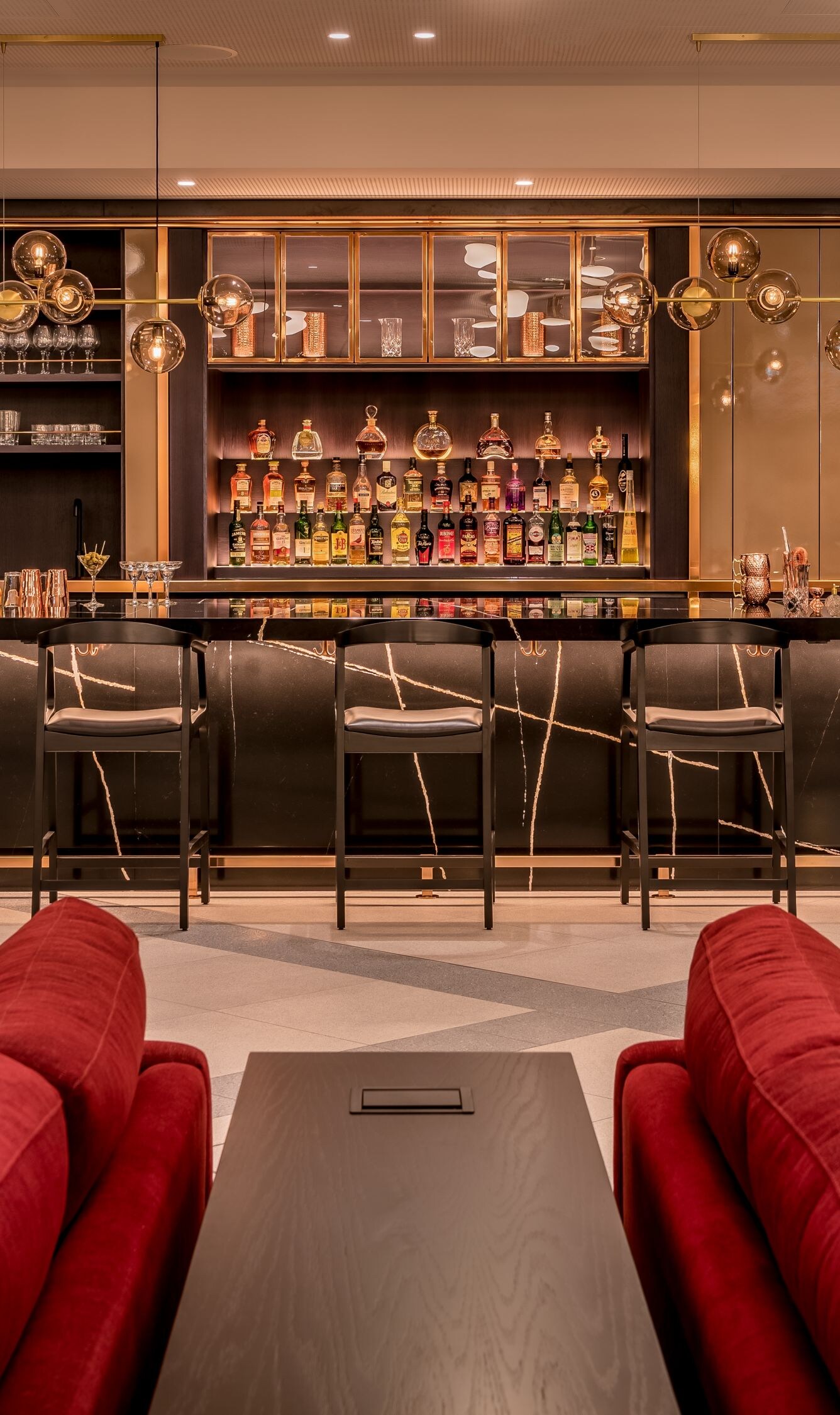 The Bar – Bartresen und Sofaecke
