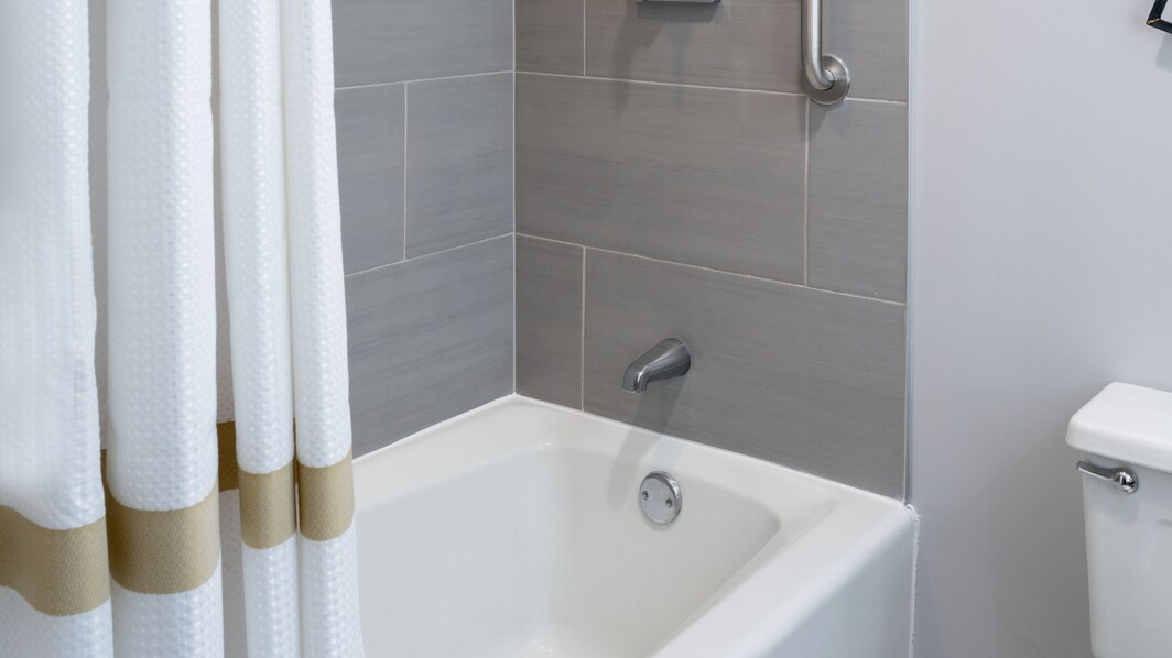 Guest Bathroom - Shower/Tub