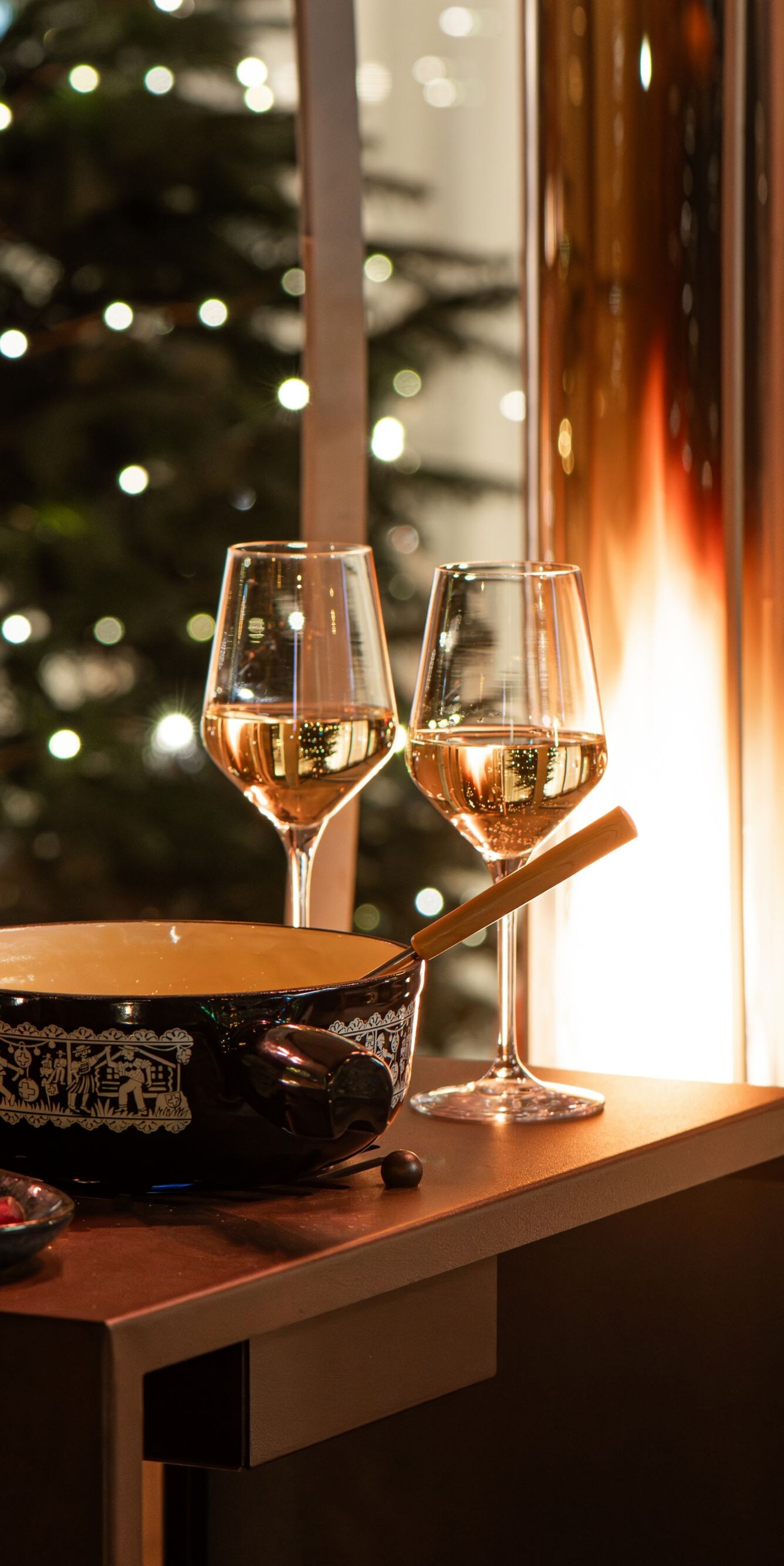 Genießen Sie ein köstliches Fondue mit einem Glas Wein