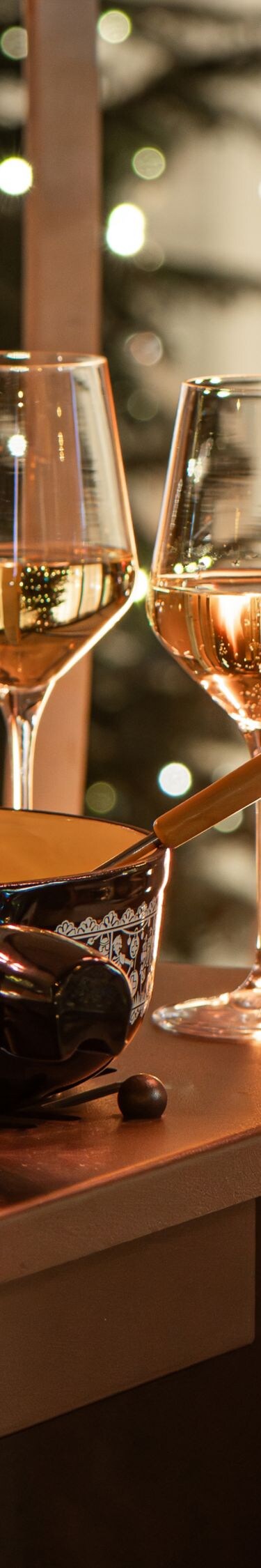 Genießen Sie ein köstliches Fondue mit einem Glas Wein