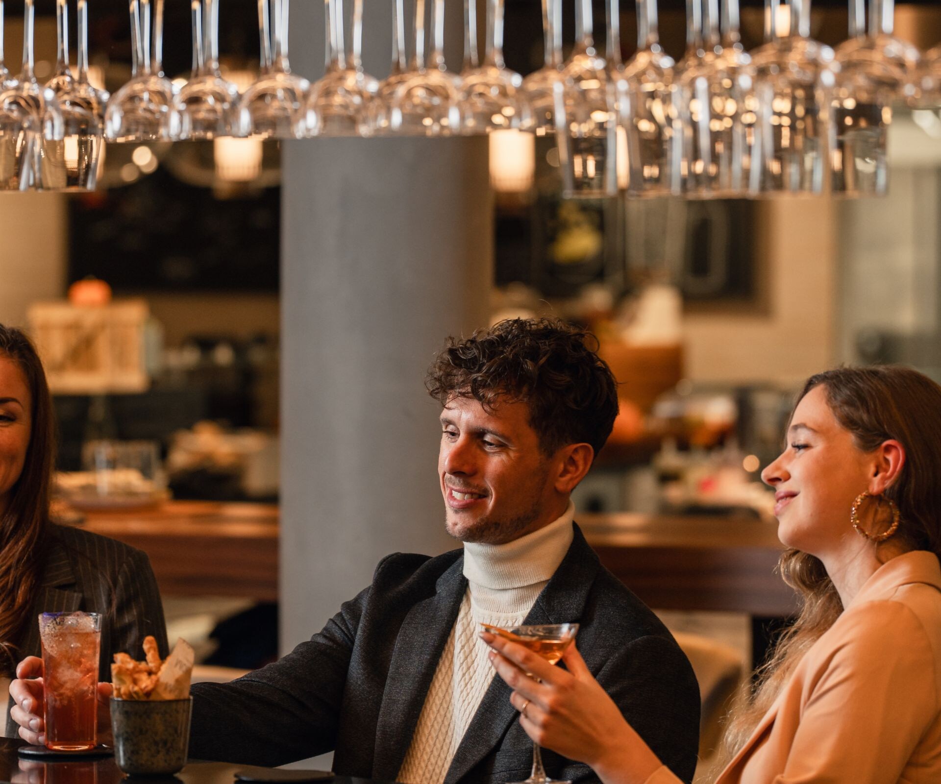 Groupe assis au comptoir du bar