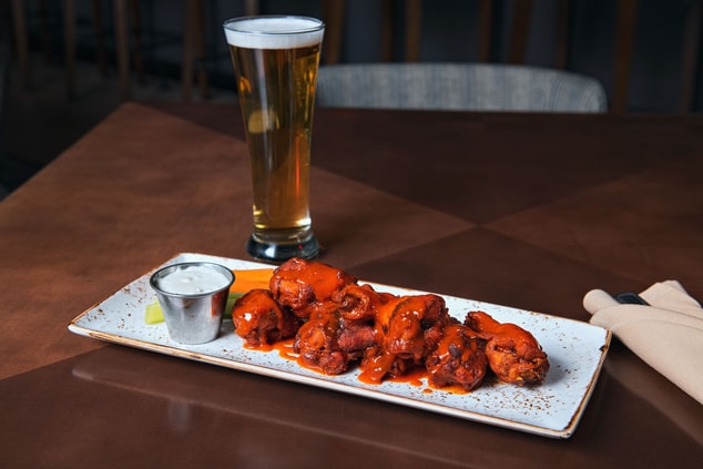 Buffalo wings with beer