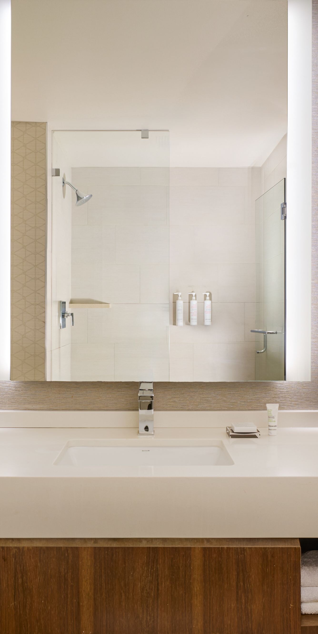 Baño para huéspedes con tocador y ducha a nivel del suelo