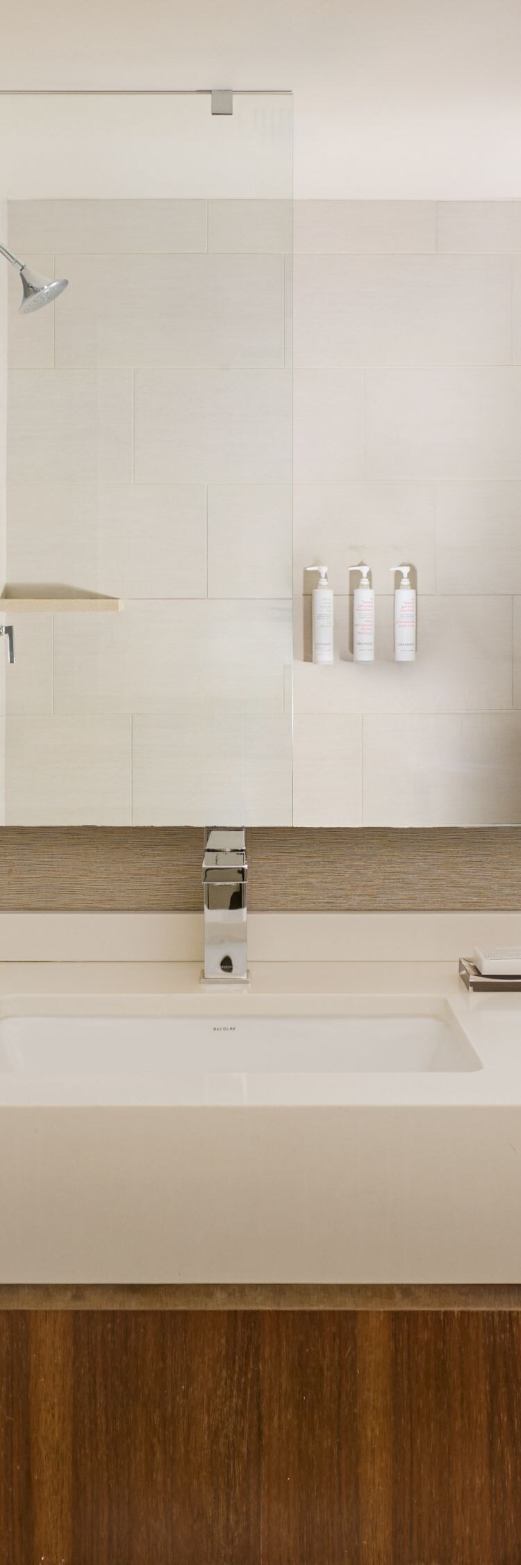 Baño para huéspedes con tocador y ducha a nivel del suelo