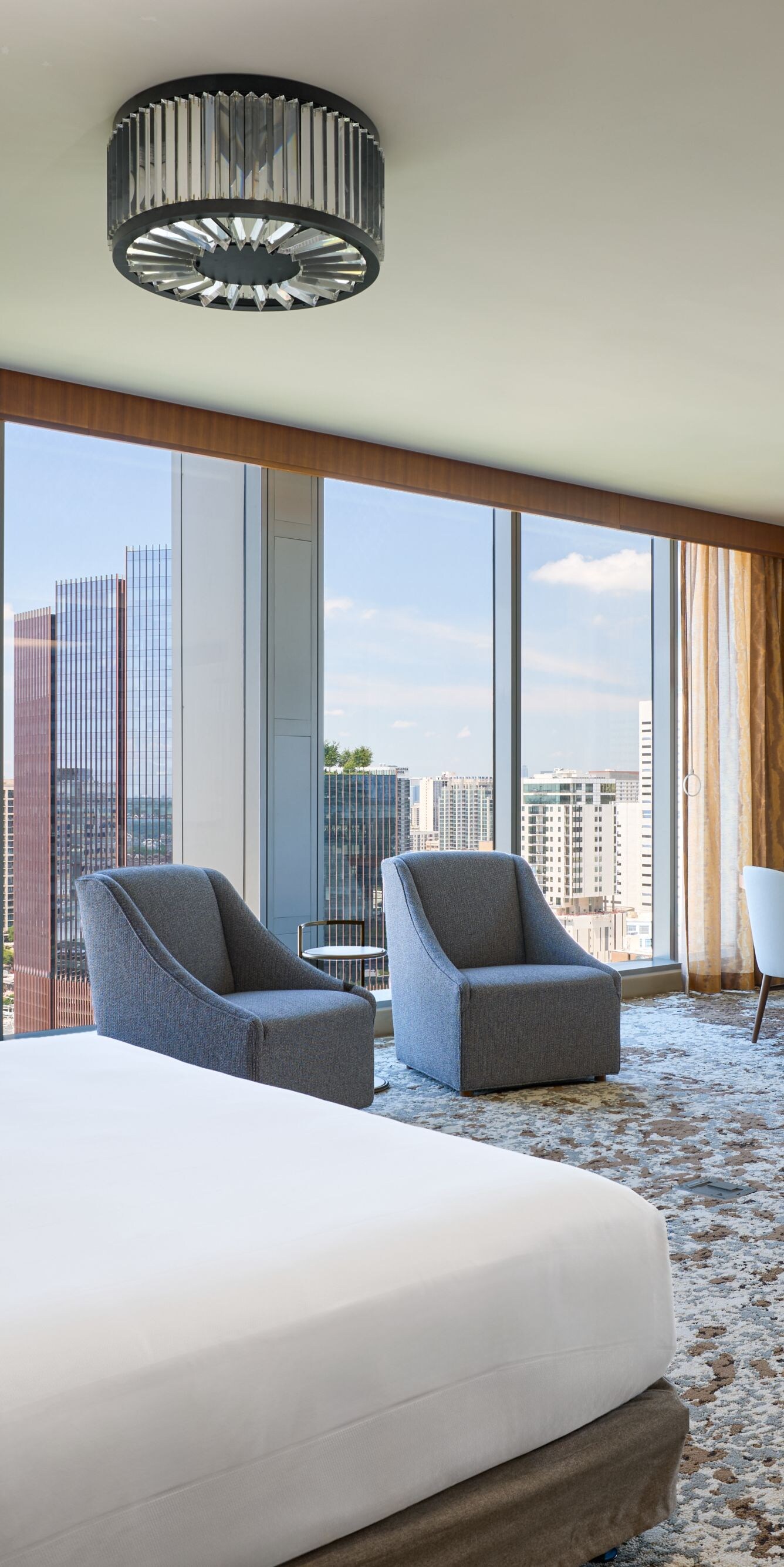 Cama tamaño King y comedor con vista a la ciudad