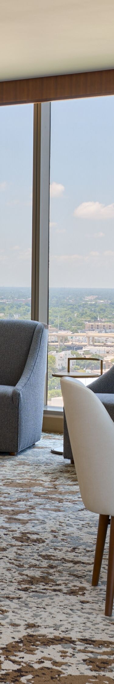 Comedor con asientos acolchados con vista a la ciudad