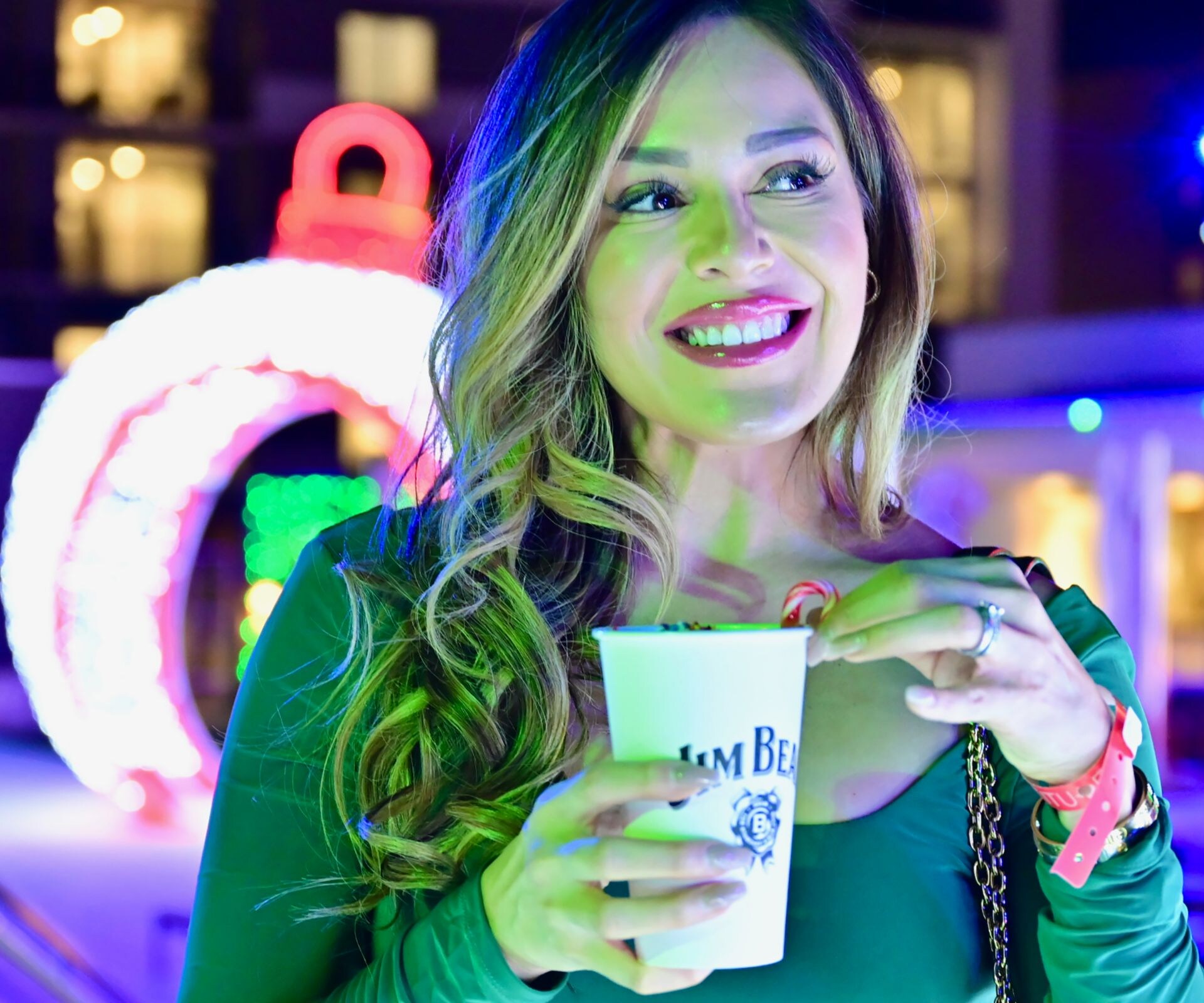 Modelo sosteniendo una taza y sonriendo