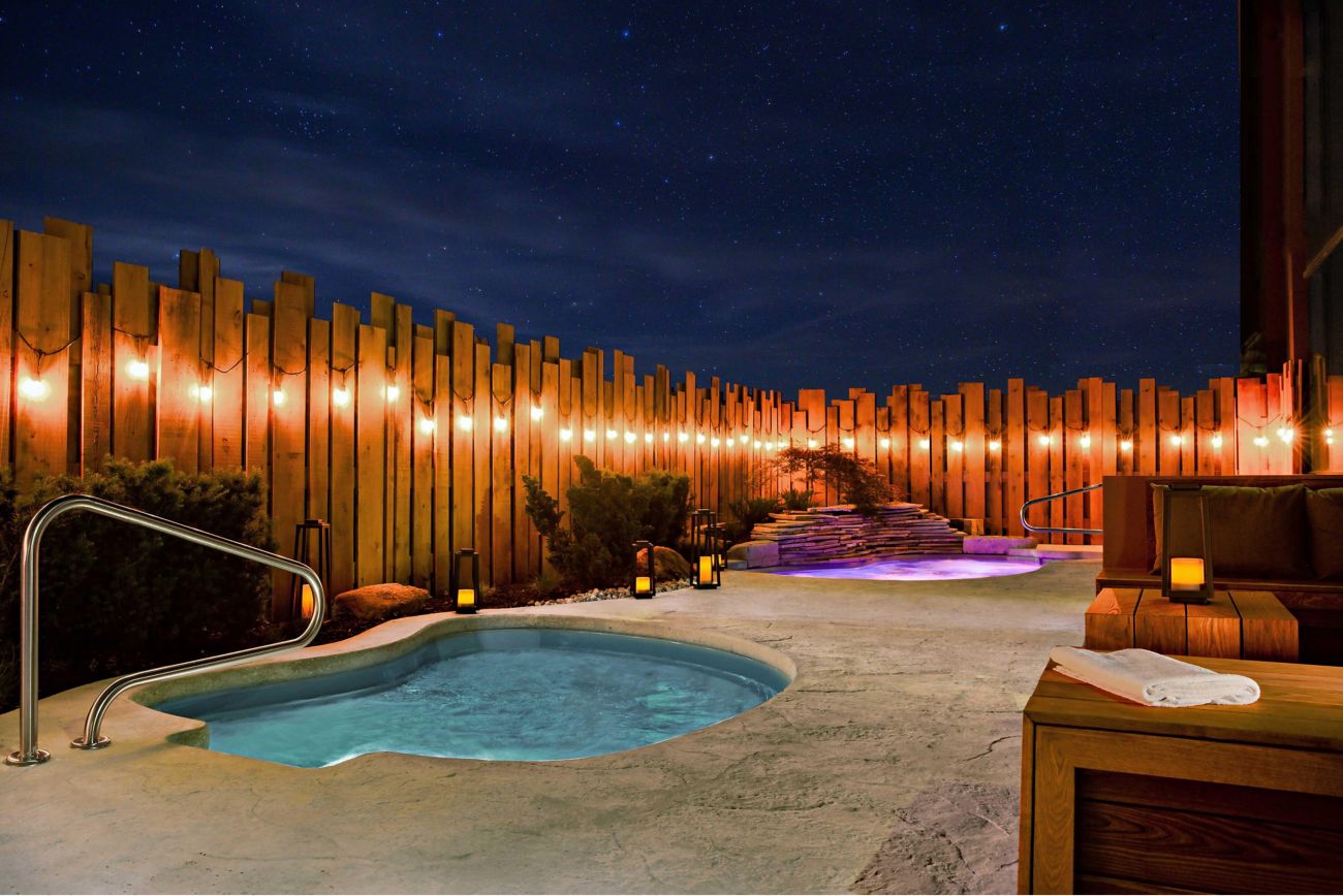 Piscines thermales du spa Burning Springs en extérieur la nuit