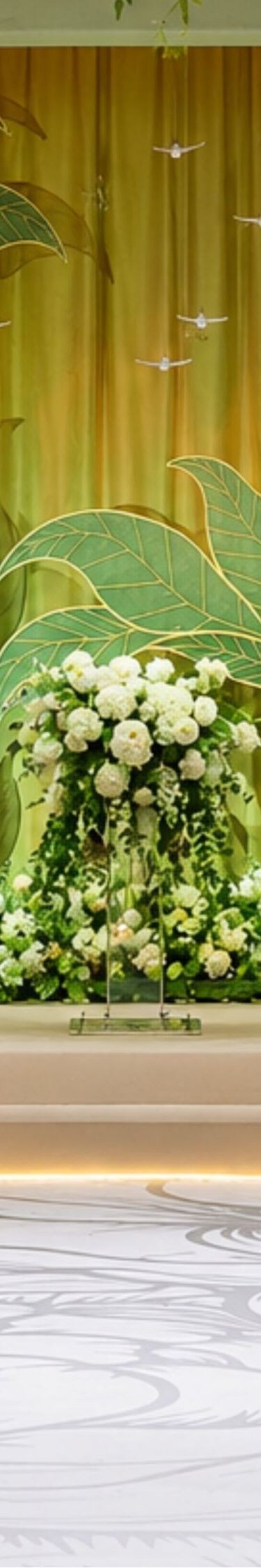 تنسيق معروض فوق طاولة بطابع استوائي.