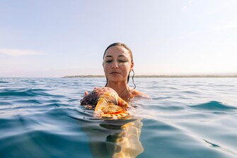 Woman finds conch while snorkeling
