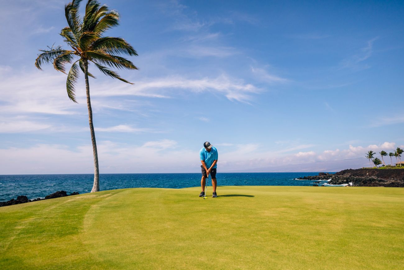 golfer, putting, green, ocean in background
