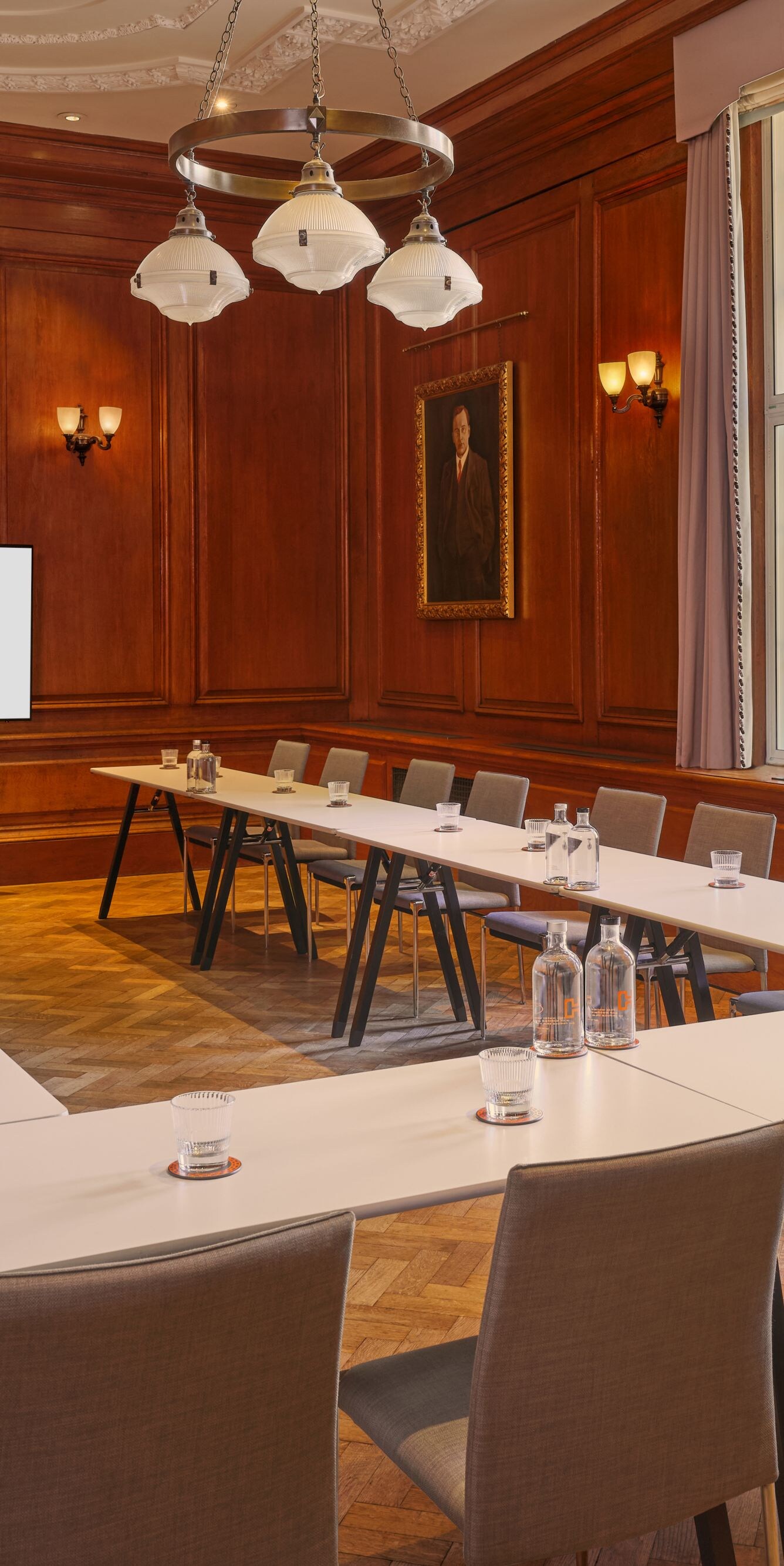 U-shape conference room with screen