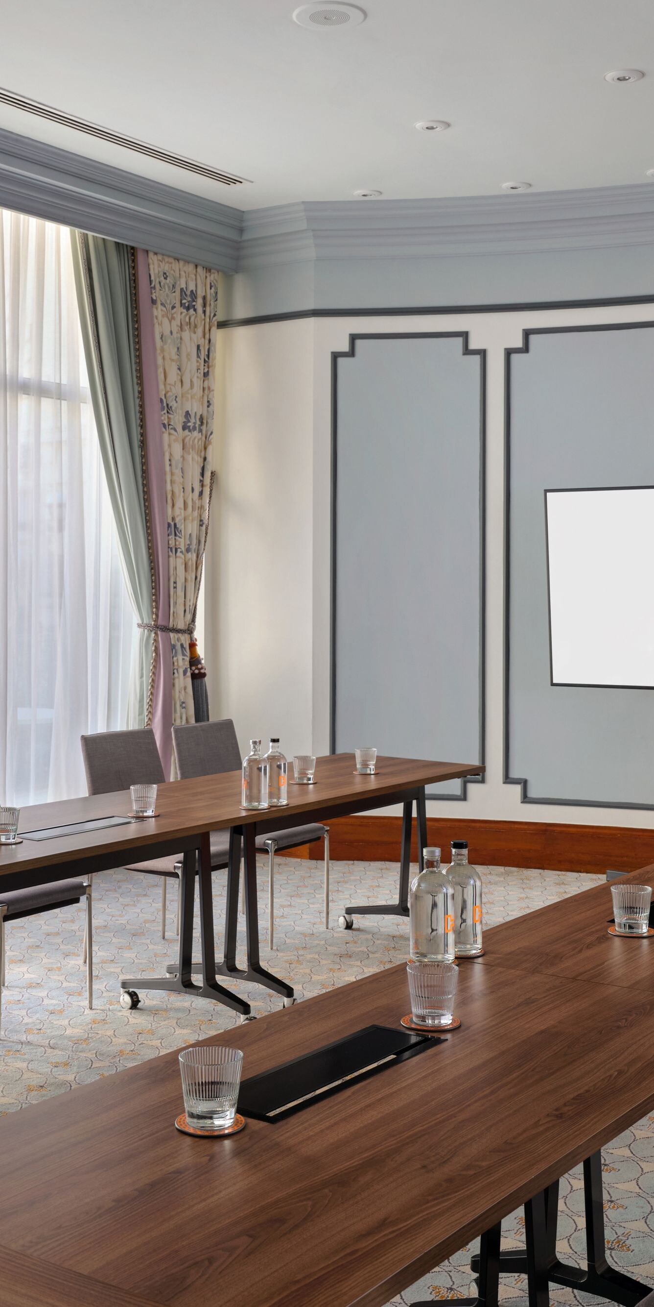 Leaders meeting room in U-shape setup