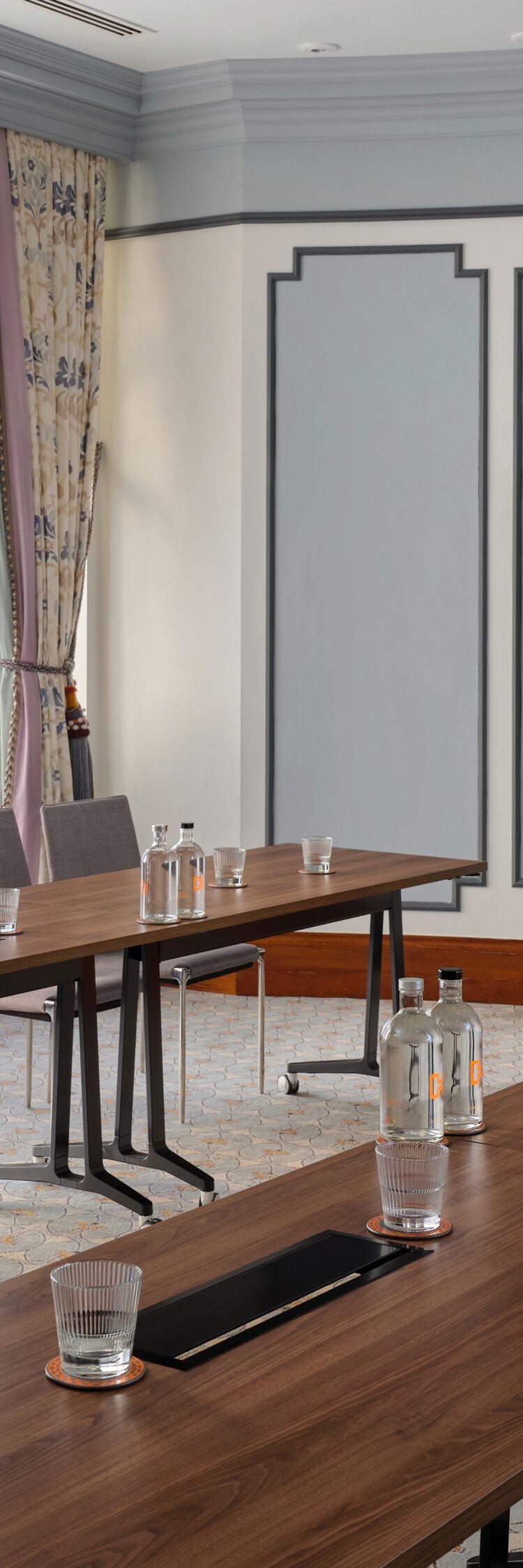 Leaders meeting room in U-shape setup