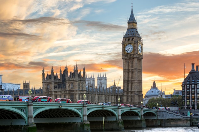 Westminster et Big Ben à Londres au coucher du soleil