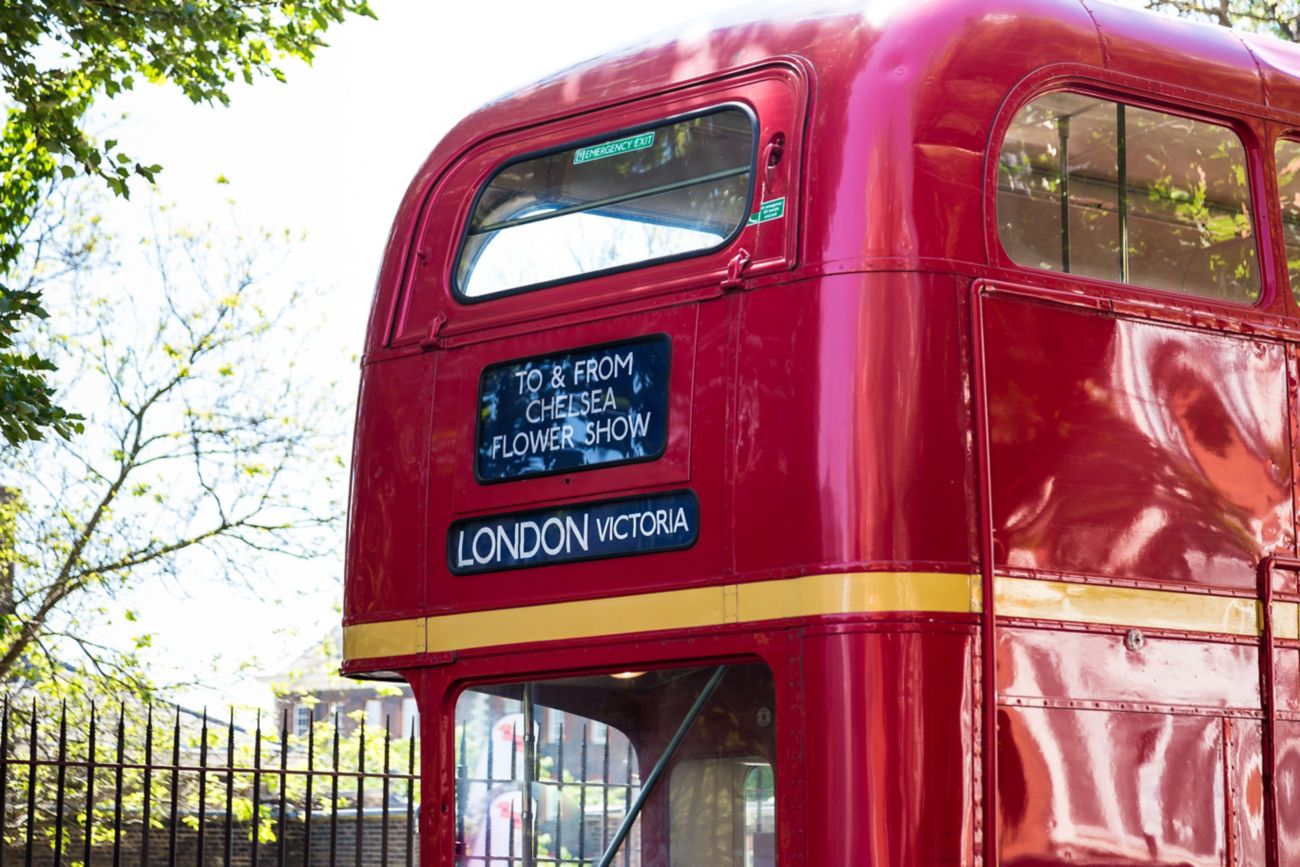 Bus rouge en partance pour l'exposition florale de Chelsea, près de l'hôtel
