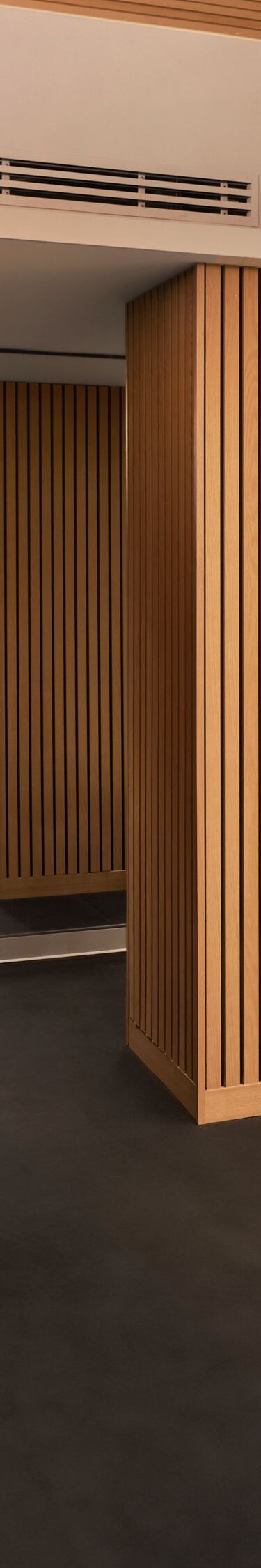 Espace musculation dans la salle de sport de l'hôtel