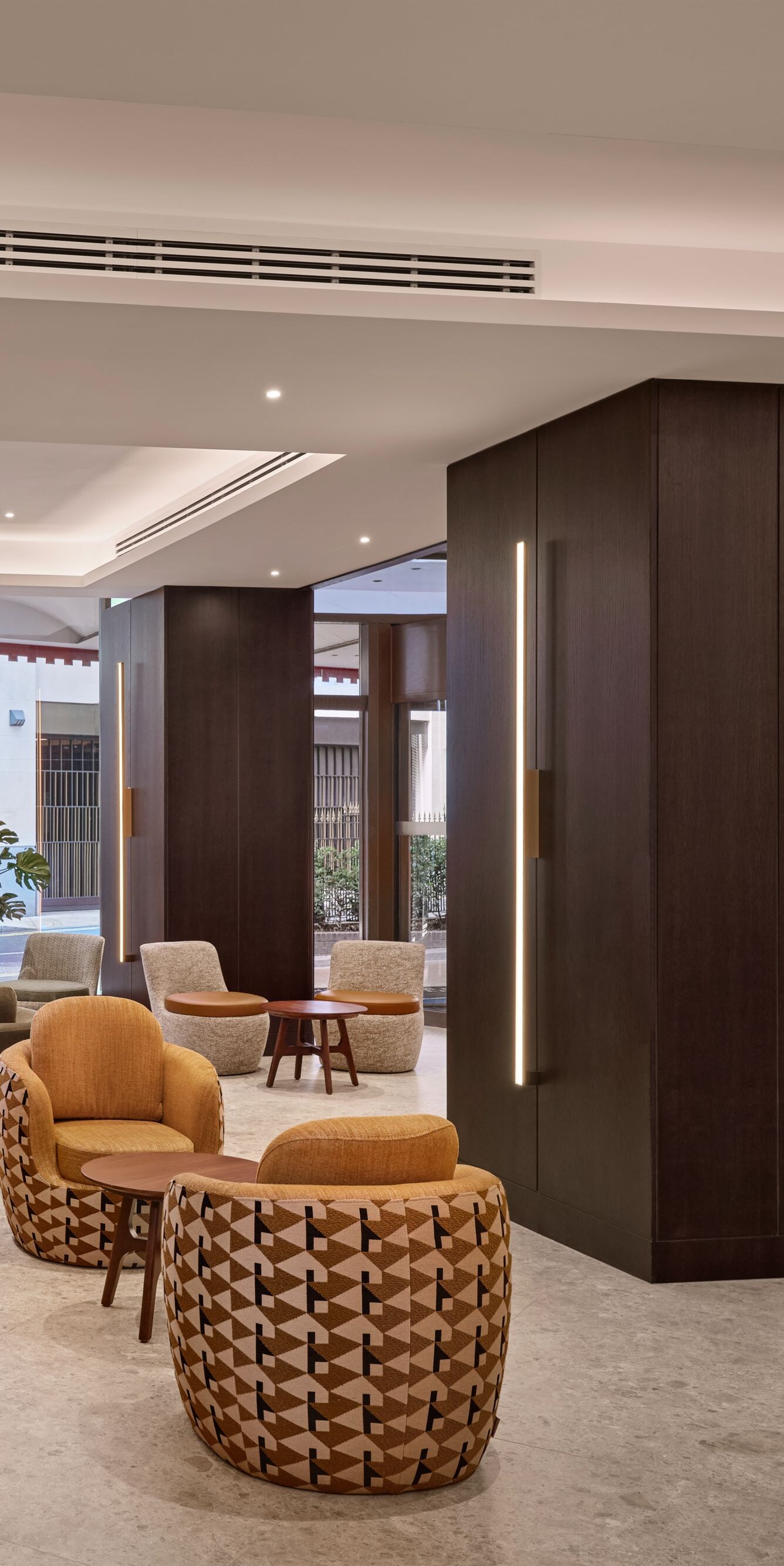 Salon du hall d'entrée de l'hôtel doté de sièges modernes