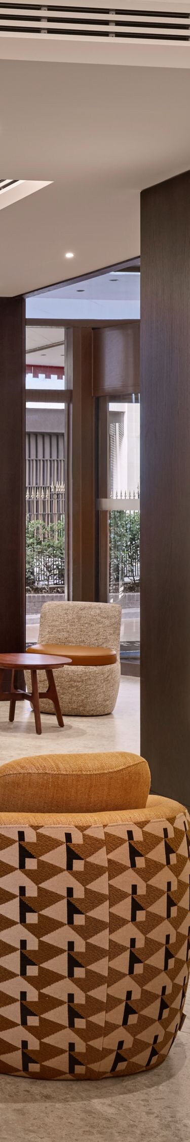 Salon du hall d'entrée de l'hôtel doté de sièges modernes