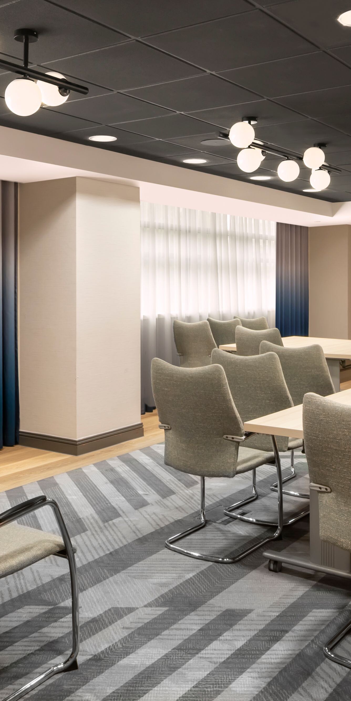 U-shape meeting room with side table