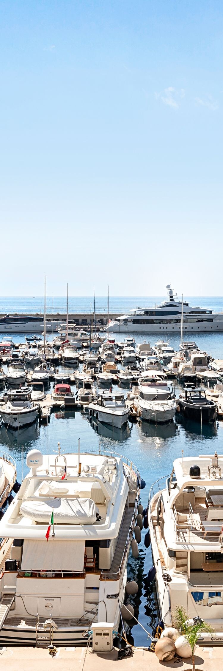 Zimmer auf unterer Etage mit Blick auf den Yachthafen und das Meer