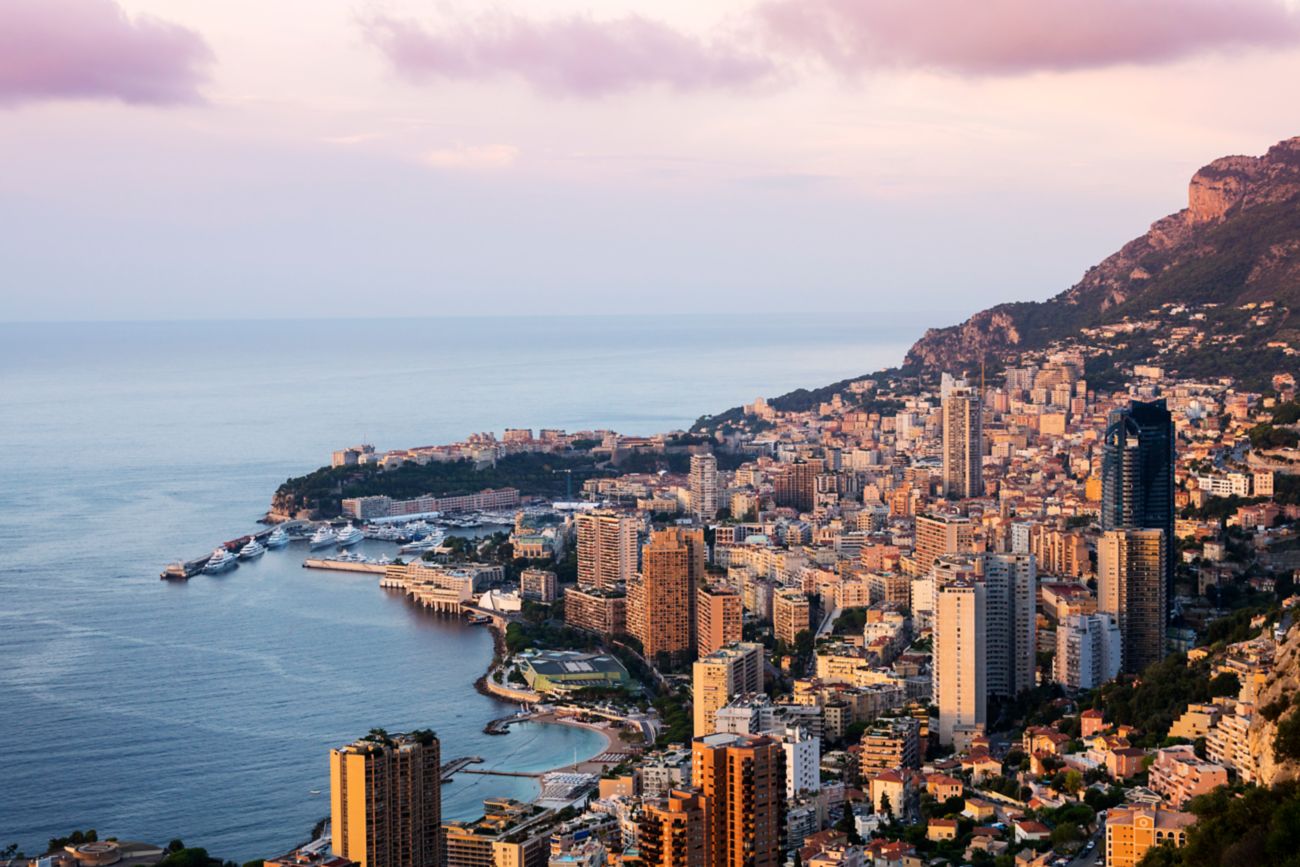 Blick auf den Sonnenuntergang über der Stadt von Monaco