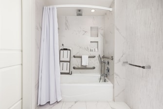 Banheiro para hóspedes com mobilidade reduzida - Banheira