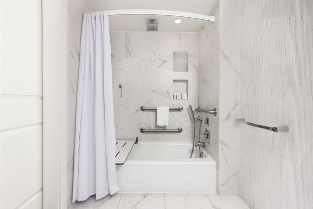Banheiro para hóspedes com mobilidade reduzida – Banheira
