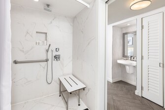 Banheiro para hóspedes com mobilidade reduzida - chuveiro para cadeira de rodas