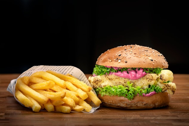 Champions Sports Bar – Veganer Burger und Pommes  