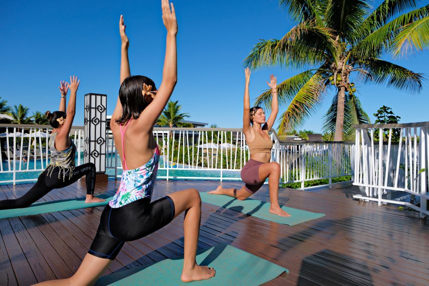 Yogalehrer führen hilfreiche Übungsstunden durch  