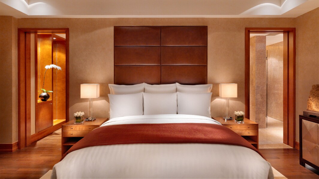 Dormitorio con cama tamaño King de la suite Ambassador