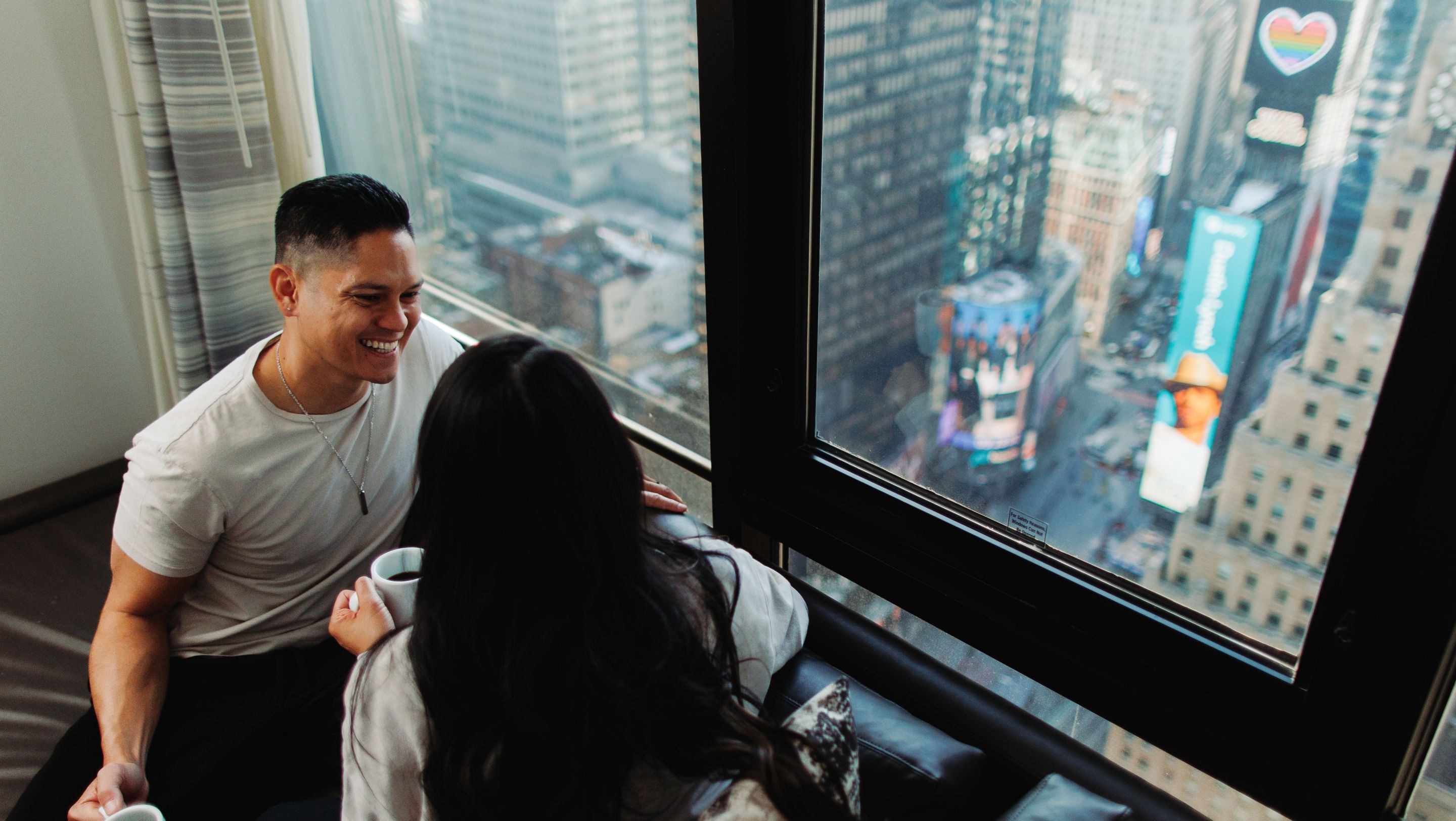 Una pareja sentada y disfrutando de las vistas de Nueva York